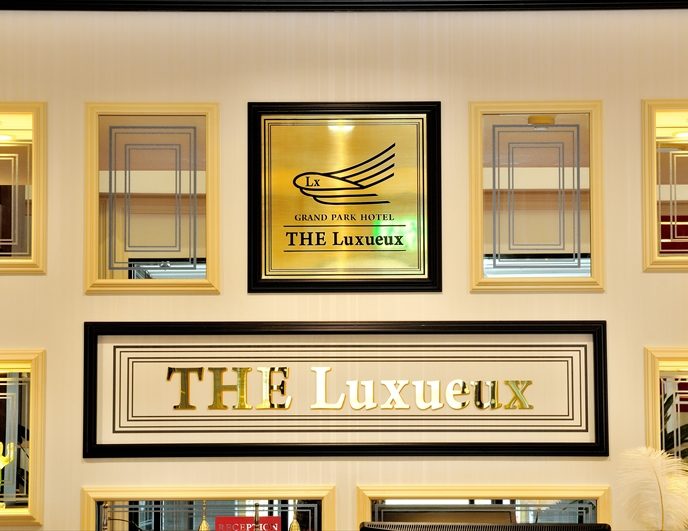 The Luxueux Logo
